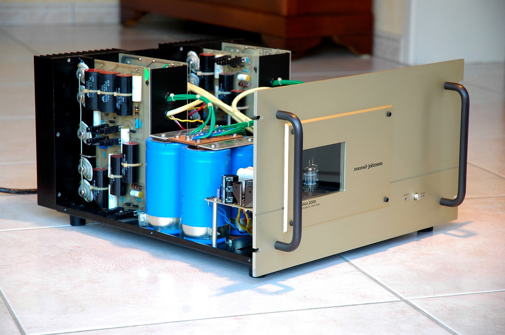 Conrad Johnson Evolution 2000.jpg int�rieur 02.jpg