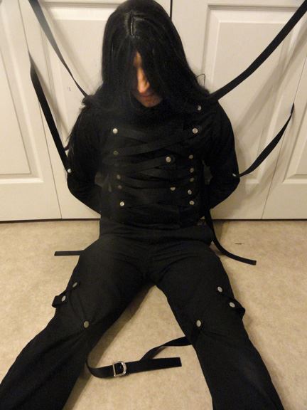 cosplay_hellsing_alucard_bondage-cotton_action-shots-3-floor.jpg