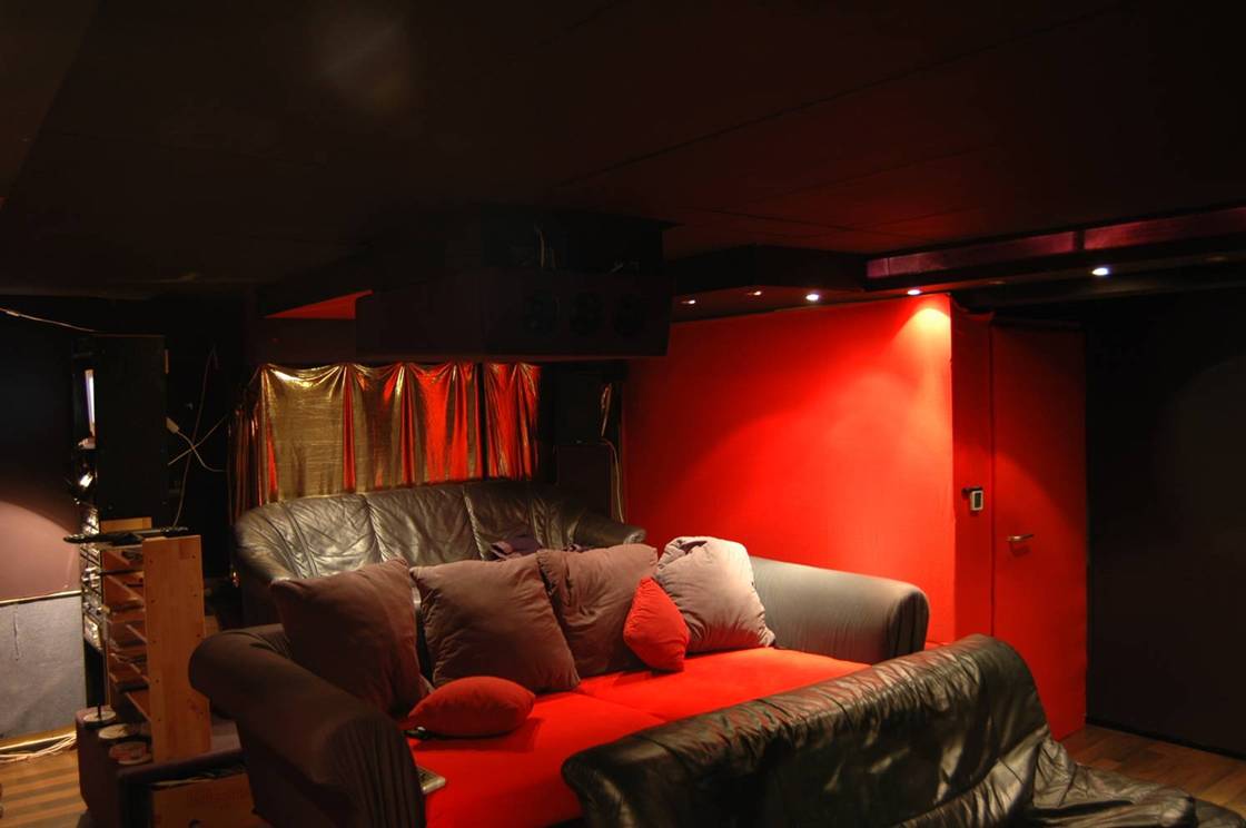 kino 0208 nordost3couch2.jpg